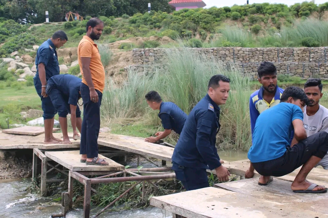 प्रहरी निरीक्षक विशाल मल्लको अगुवाइमा त्रिशुला खोलामा अस्थायी पुल निर्माण, अवरुद्ध सडक पुनः सञ्चालनमा